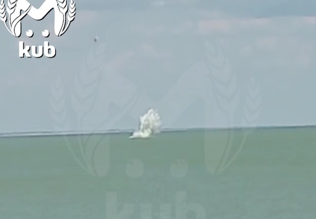 У російському Ейську в море впав Су-25. Пілот загинув. Відео дня