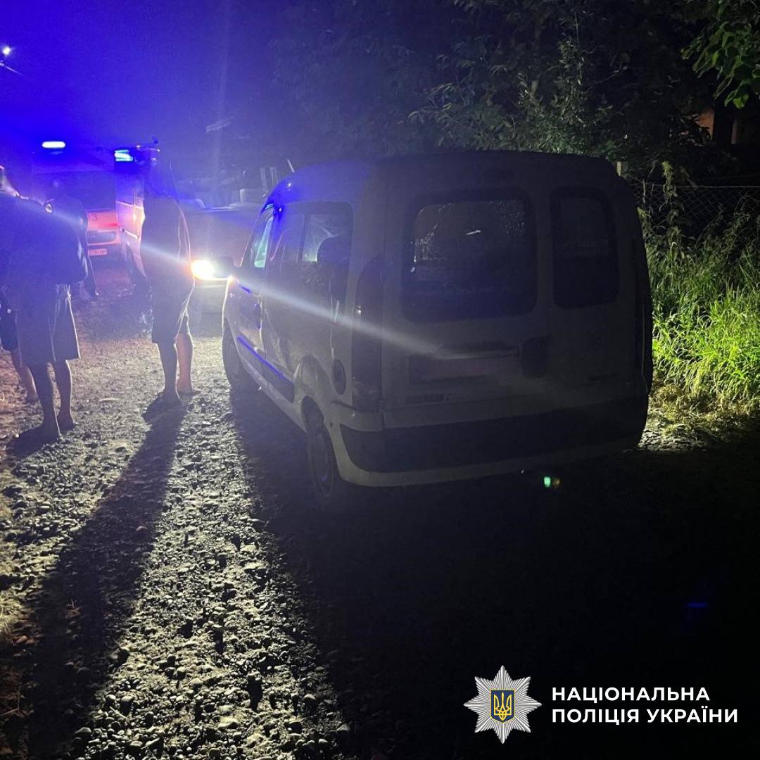 На Прикарпатті чоловік вистрелив з пістолета в авто з дитиною (фото)