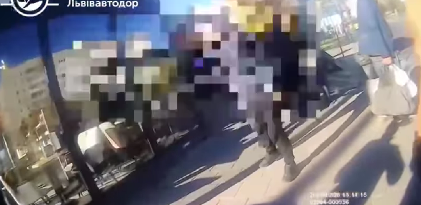 У Львові агресивні чоловіки побили на зупинці контролера. Відео