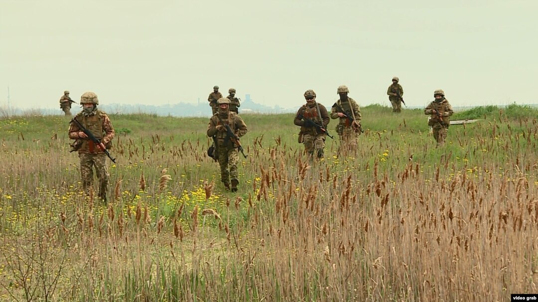 Окупанти втікають з війни до Криму через Арабатську стрілку