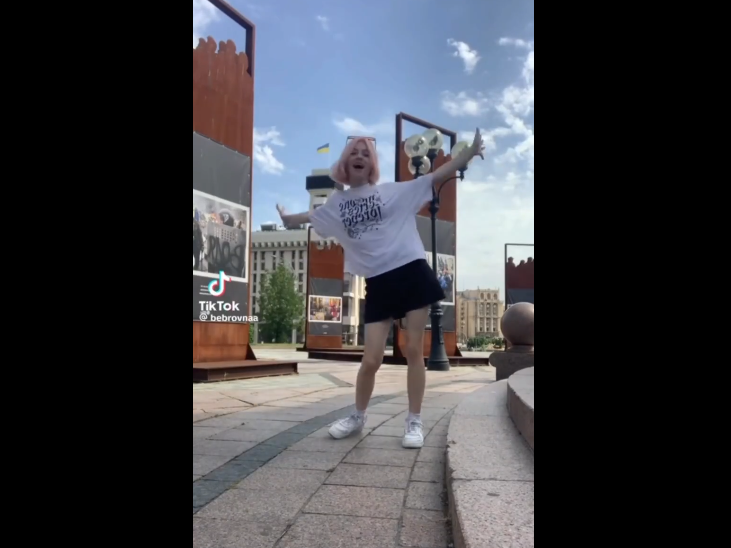 У Києві тіктокерша з Харкова скаче під «русский трек» біля меморіалу Небесної Сотні