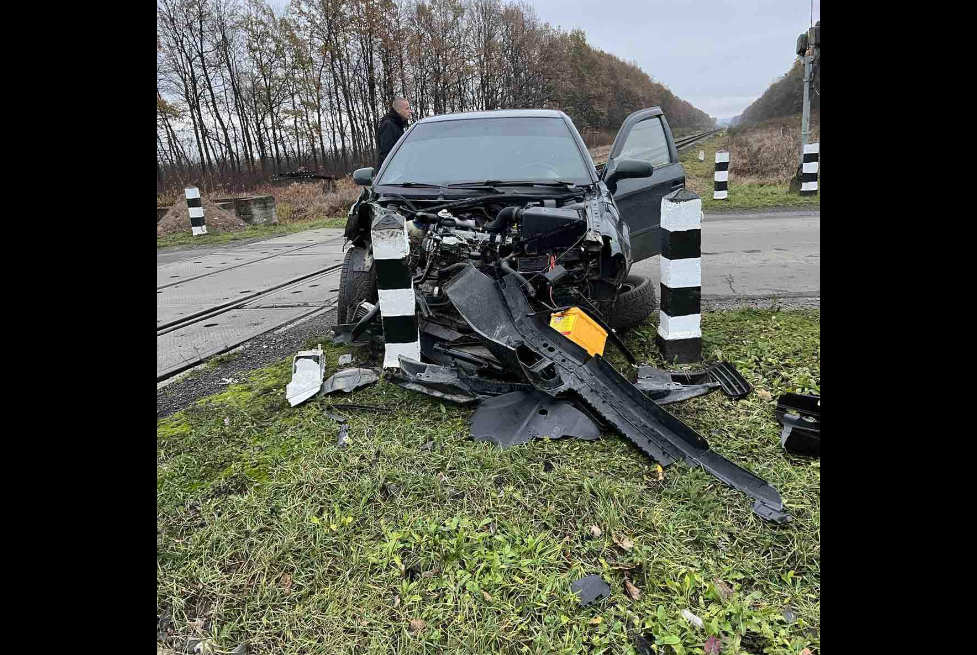 У потяг «Чернівці – Львів» врізався автомобіль