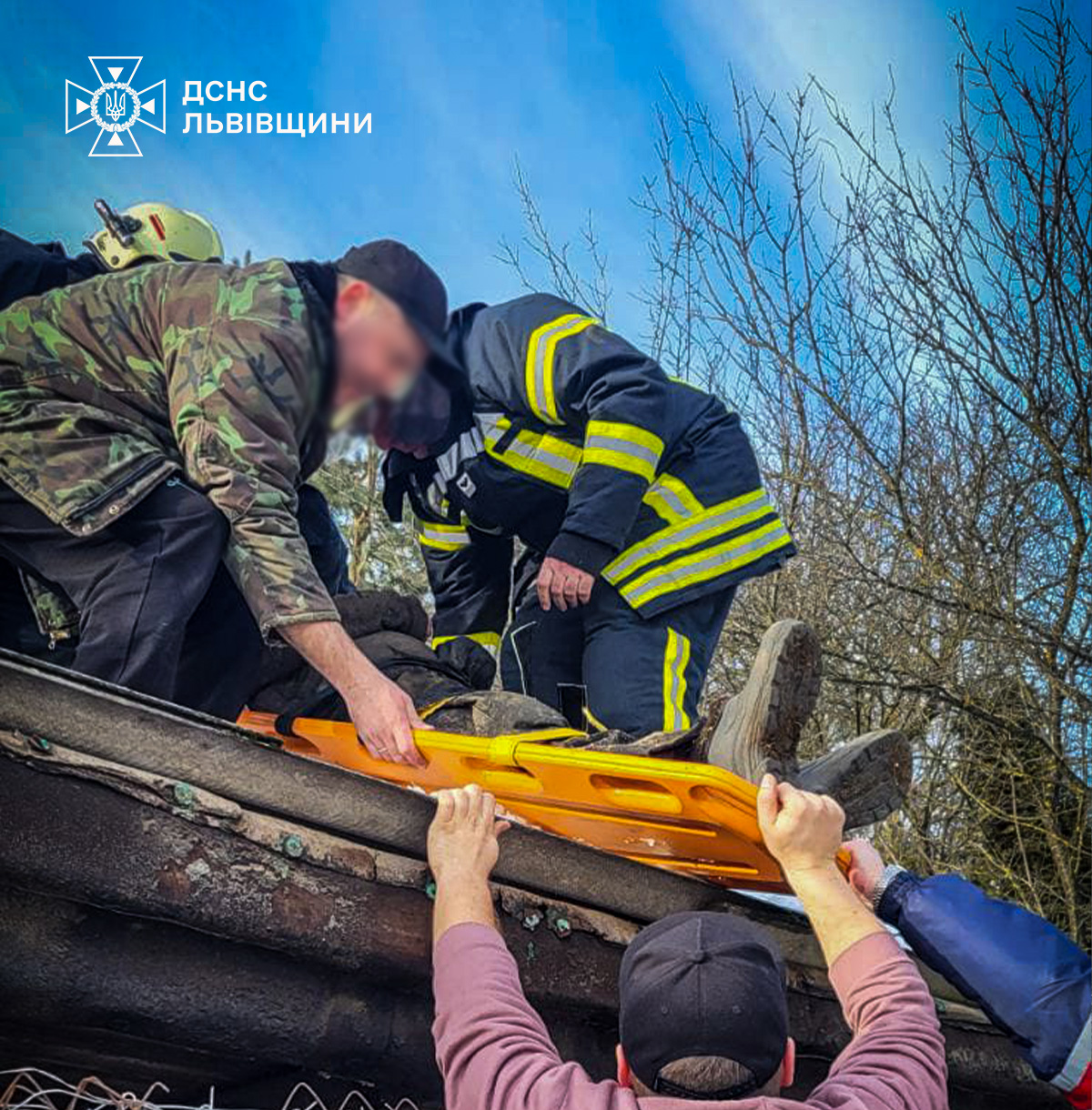 Стало зле на горищі: у Бібрці рятували чоловіка з піддашшя будинку (фото)