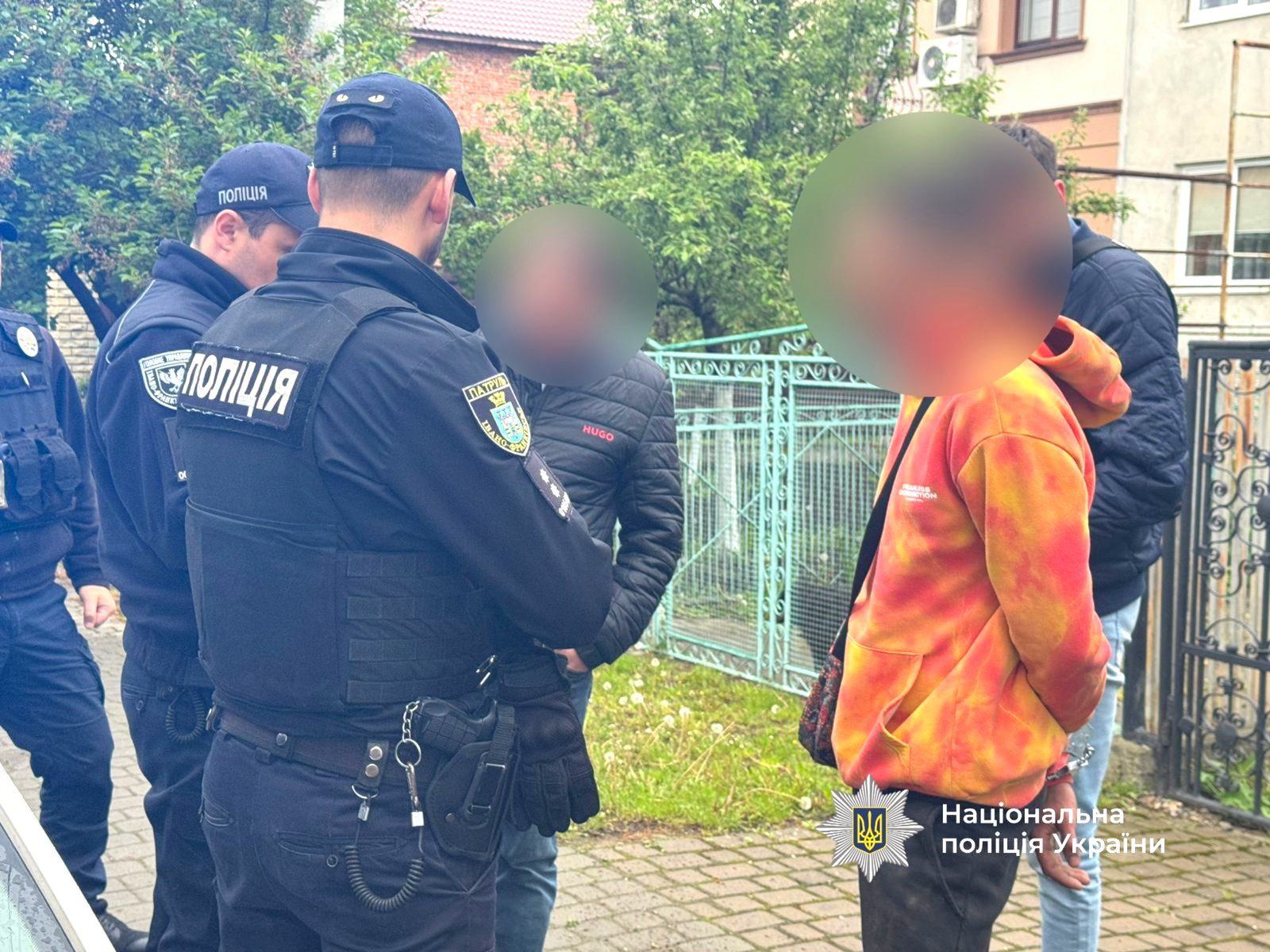 В Івано-Франківську двоє чоловіків з бензопилою та битою напали з водія