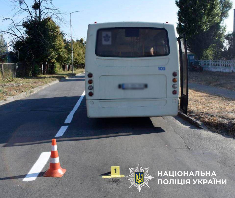 У Києві пролунав вибух поруч з маршруткою: що відомо