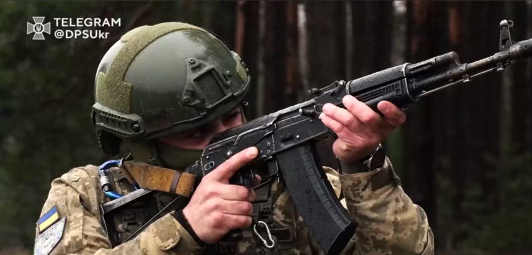 Прикордонники показали, як "приземлили" ворожий "Шахед" поблизу Чернігова