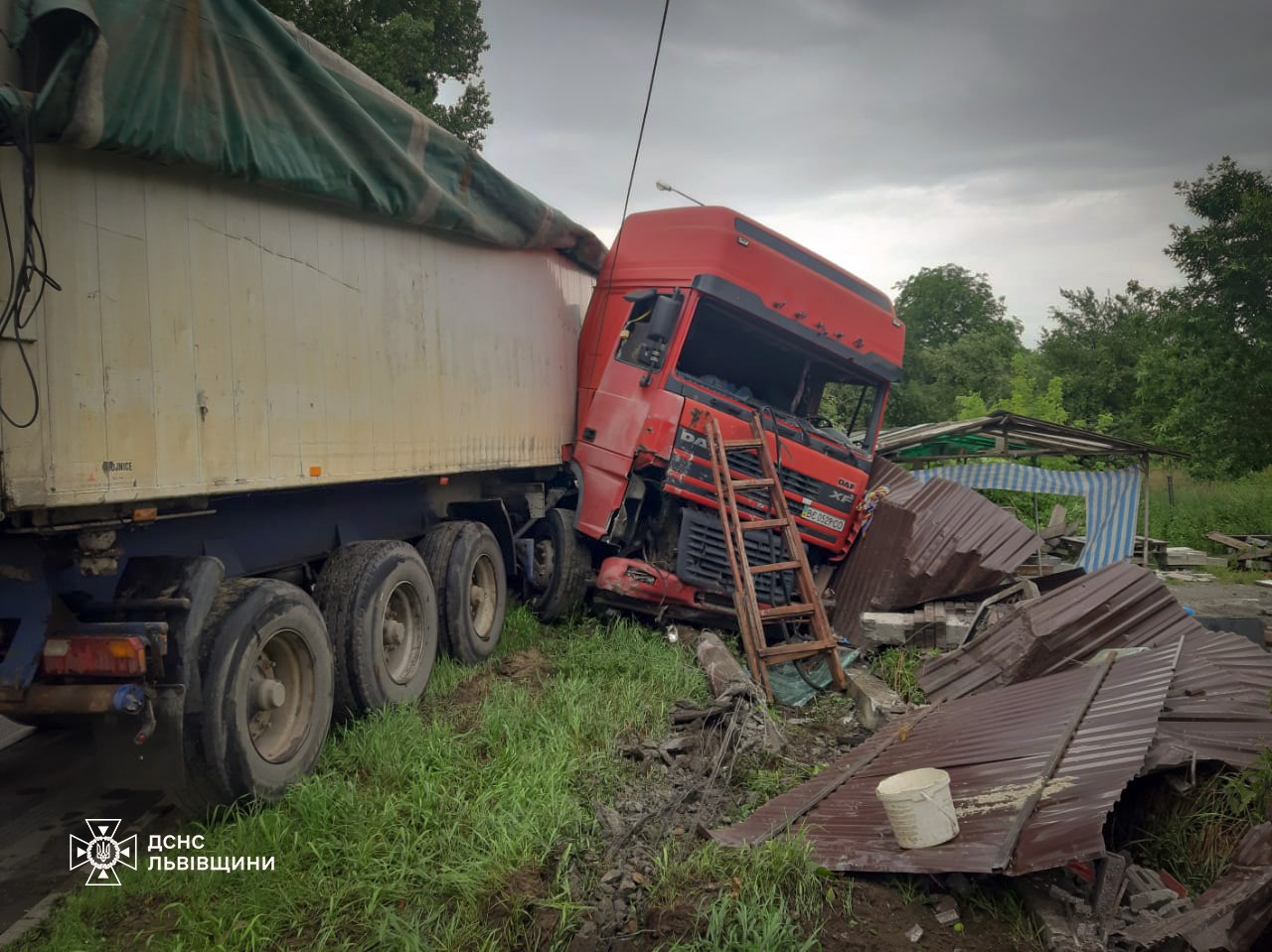 У Львові вантажівка влетіла в електроопору: водія затисло всередині