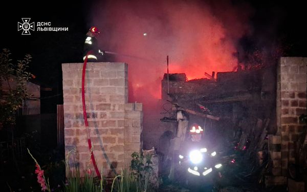 У Львові від поширення вогню врятували три житлові будинки: що відомо