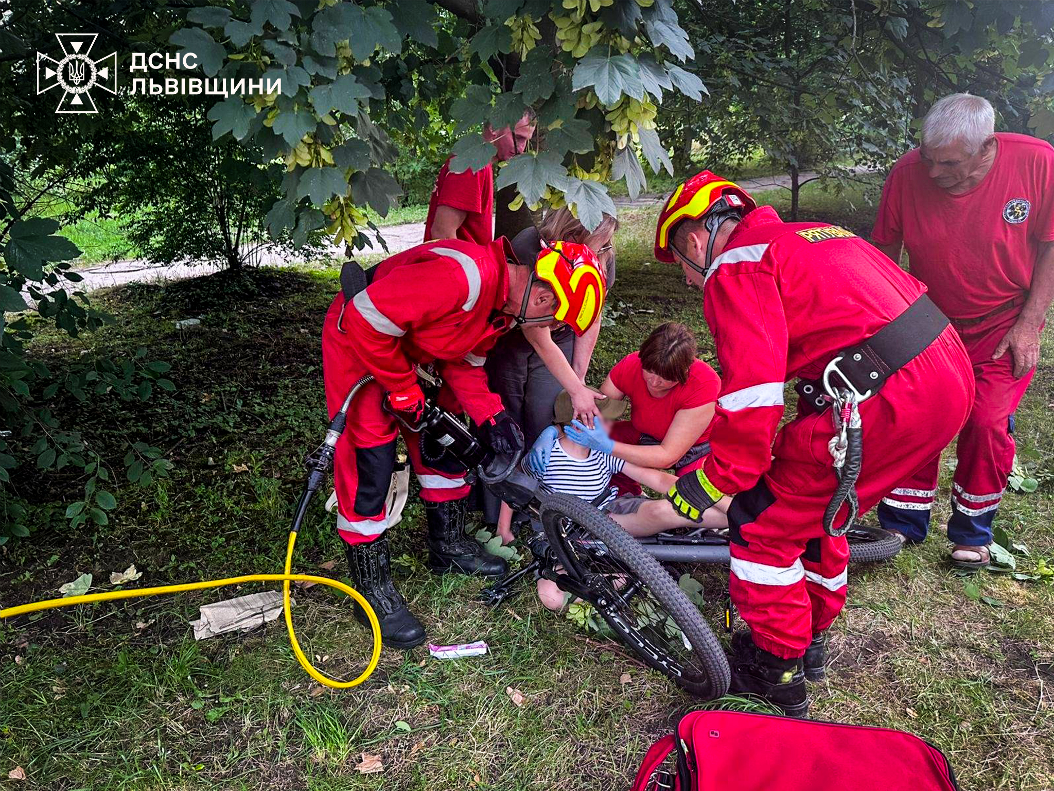 Ручка від гальм пробила ногу і застрягла: На Львівщині врятували дитину після падіння з велосипеда