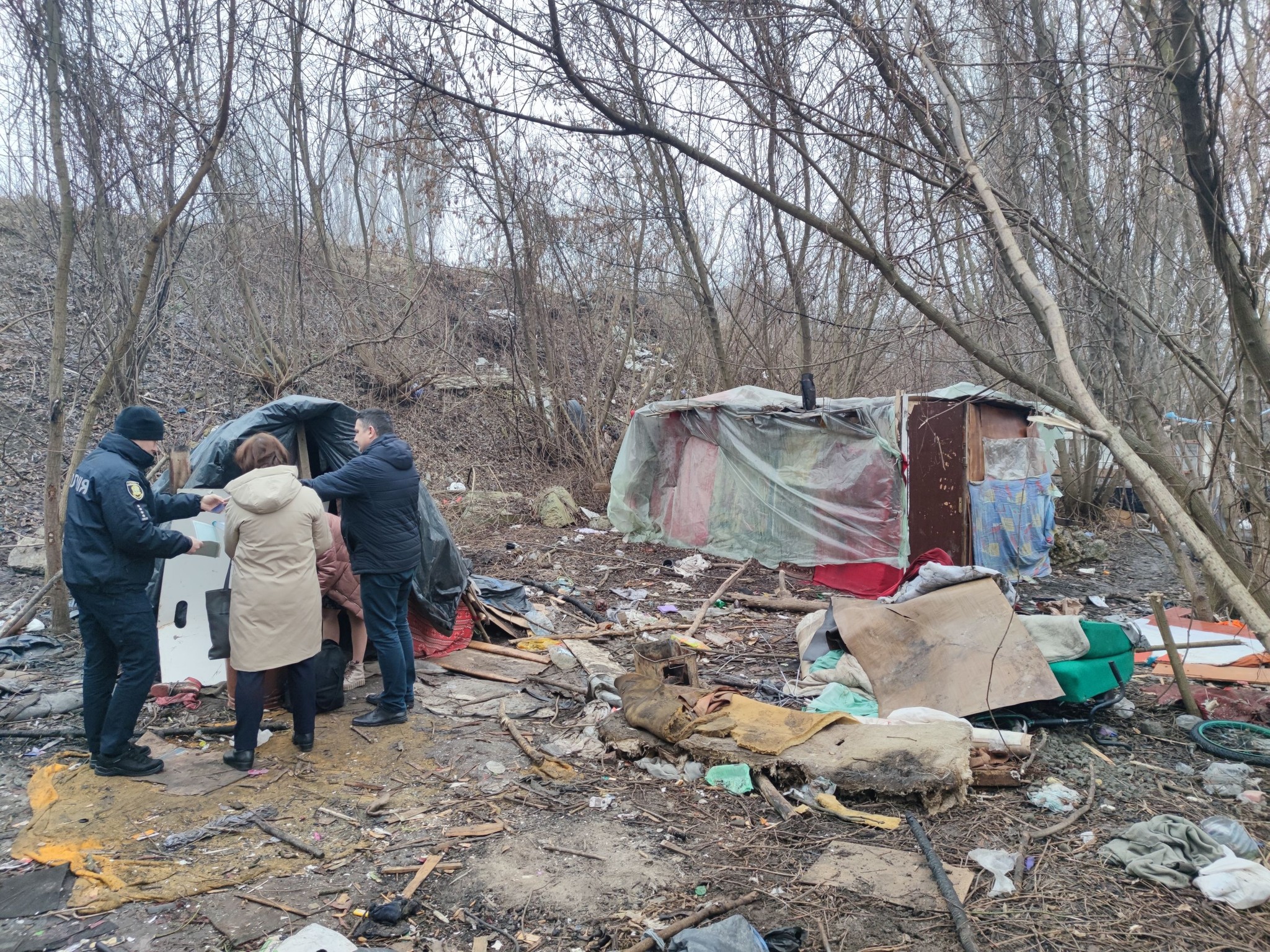 На Тернопільщині у посадці виявили сім’ю з п’ятьма дітьми у критичних умовах