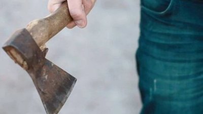 У Черкасах чоловік під час перевірки документів вдарив військового ТЦК сокирою