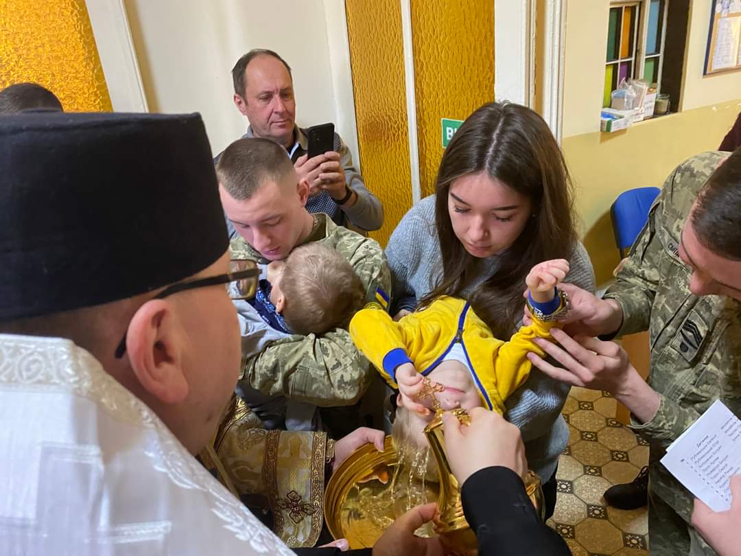 У Львові охрестили 16 сиріт із Луганщини