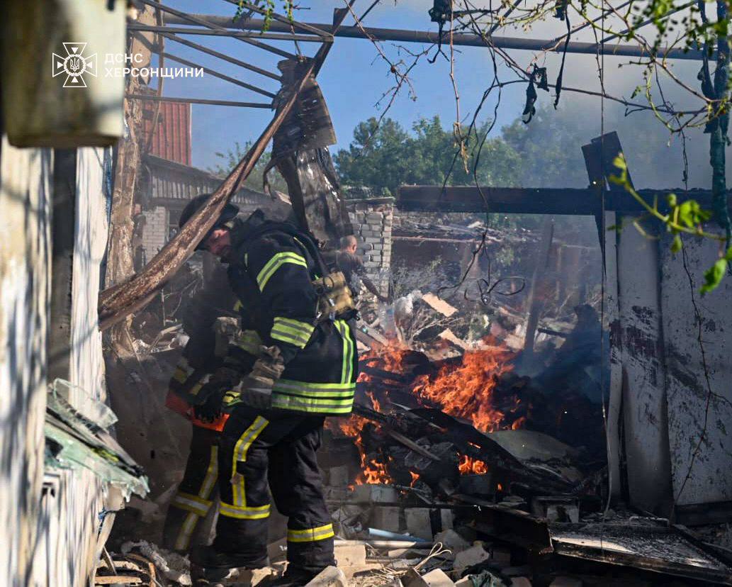 Росіяни обстріляли житловий квартал Херсону. Спалахнула пожежа