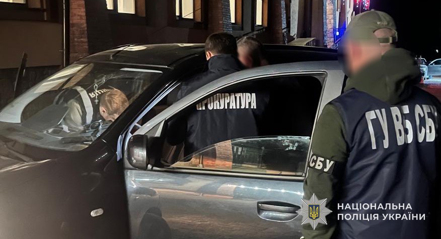На Львівщині четверо чоловіків організували незаконне переправлення військовозобов’язаного за кордон