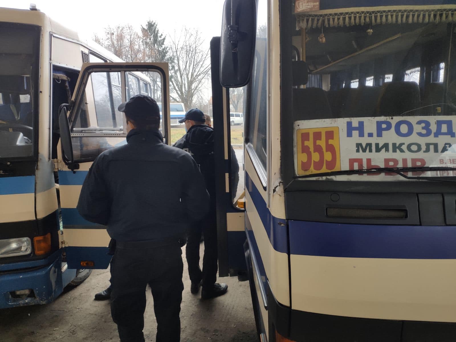 Анонсовані рейди і добрі водії. Як працює вимога ковід-сертифікатів у приміських автобусах
