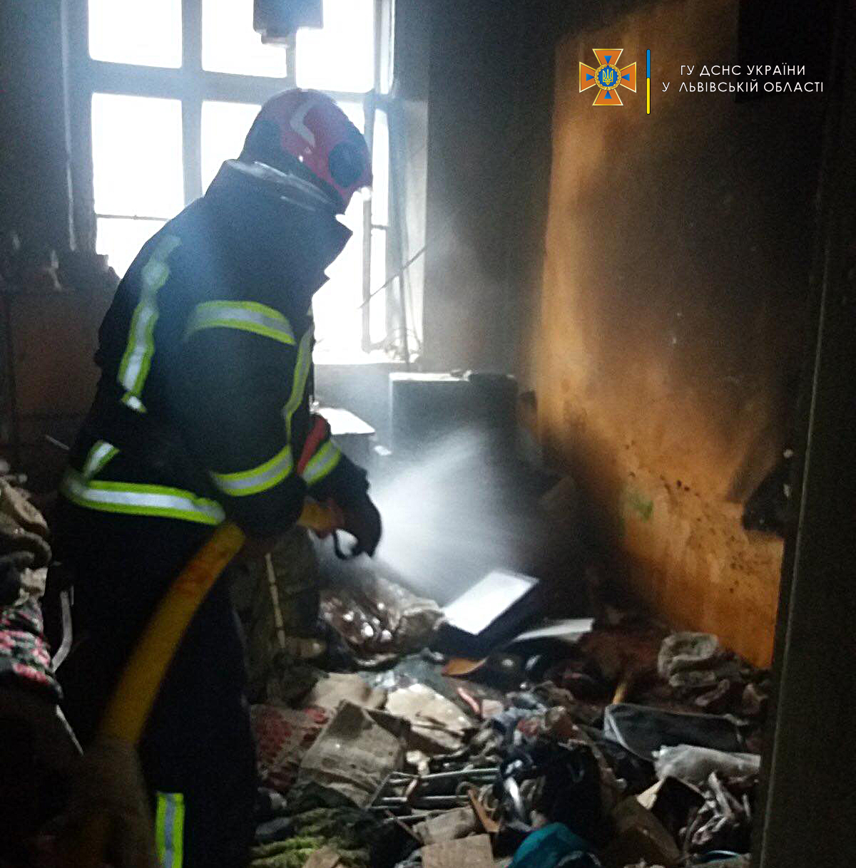 У Львові з палаючої квартири вогнеборці врятували жінку
