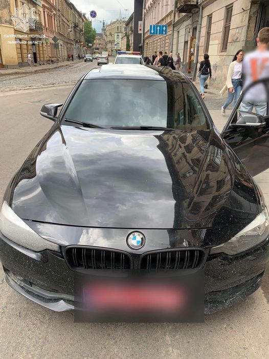 В центрі Львова патрульні зупинили за порушення 14-річного водія