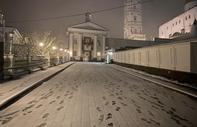 Захід України вже зі снігом: на Львівщині працює снігоочисна техніка
