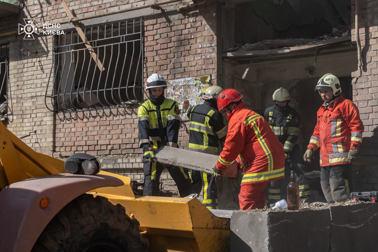 Ракетний удар по Києву: нова заява рятувальників (фото)