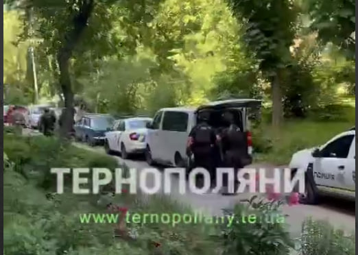 У Тернополі озброєний чоловік забарикадувався у квартирі з жінкою: Що відомо (відео)