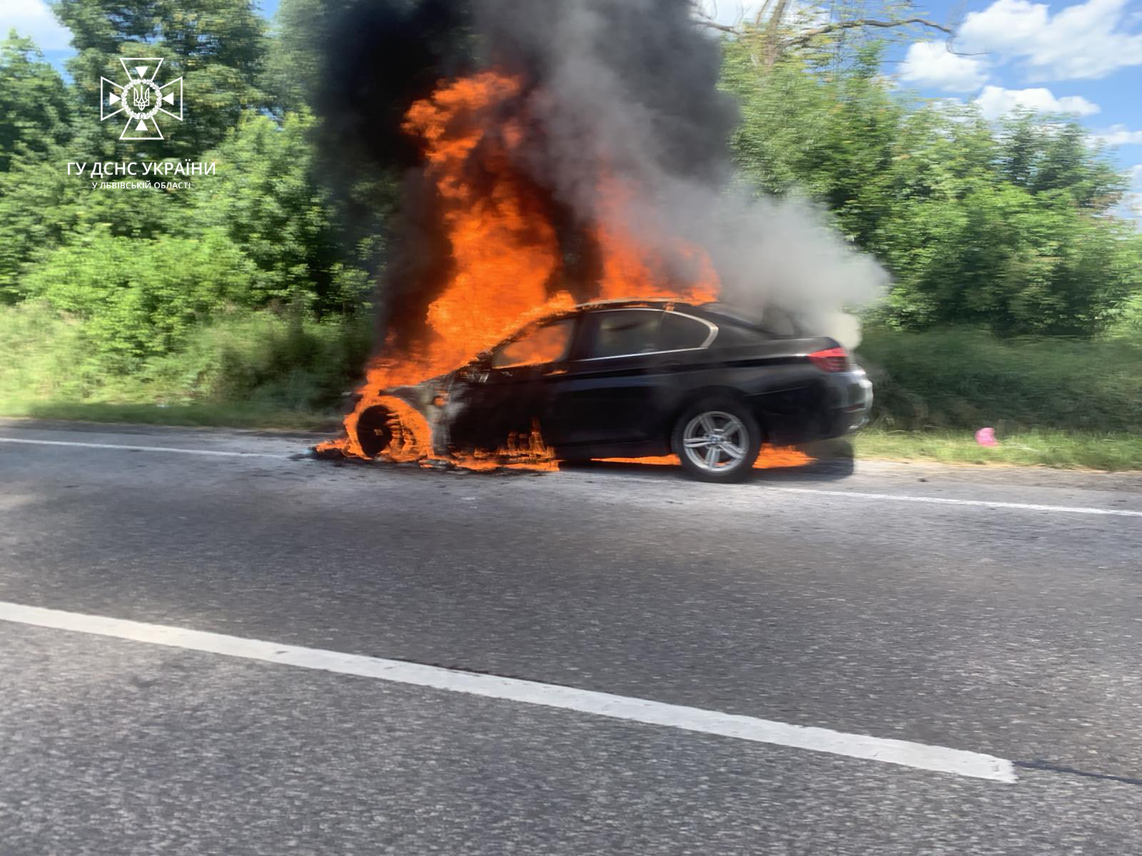 Біля Львова вщент згорів автомобіль «BMW»