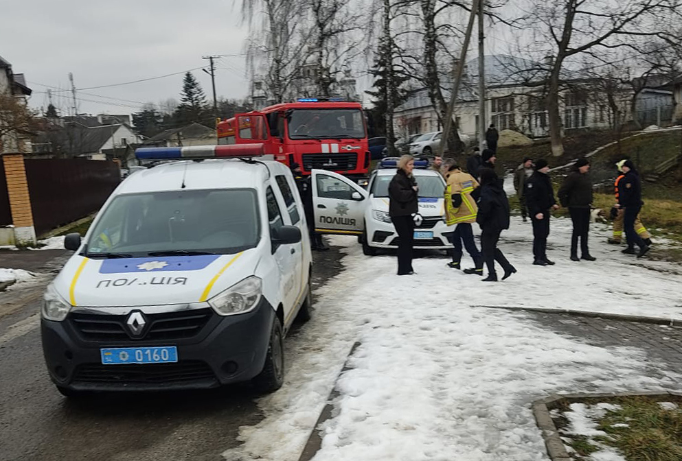 На Львівщині двоє дітей провалилися під кригу на озері
