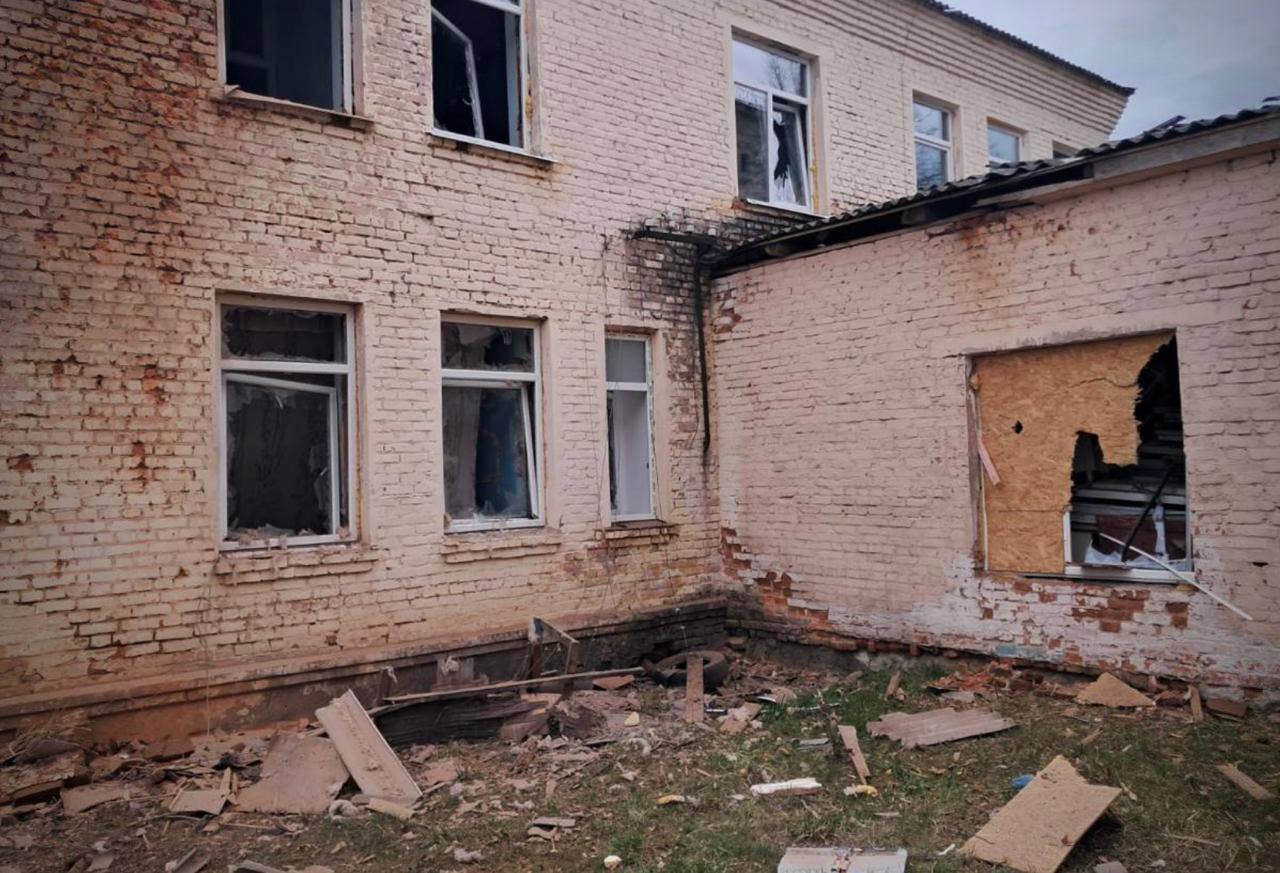 На Чернігівщині війська РФ вдарили по лікарні: перші фото з місця події