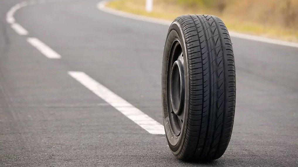 Біля Львова в авта на ходу відірвалось колесо та травмувало пішохода