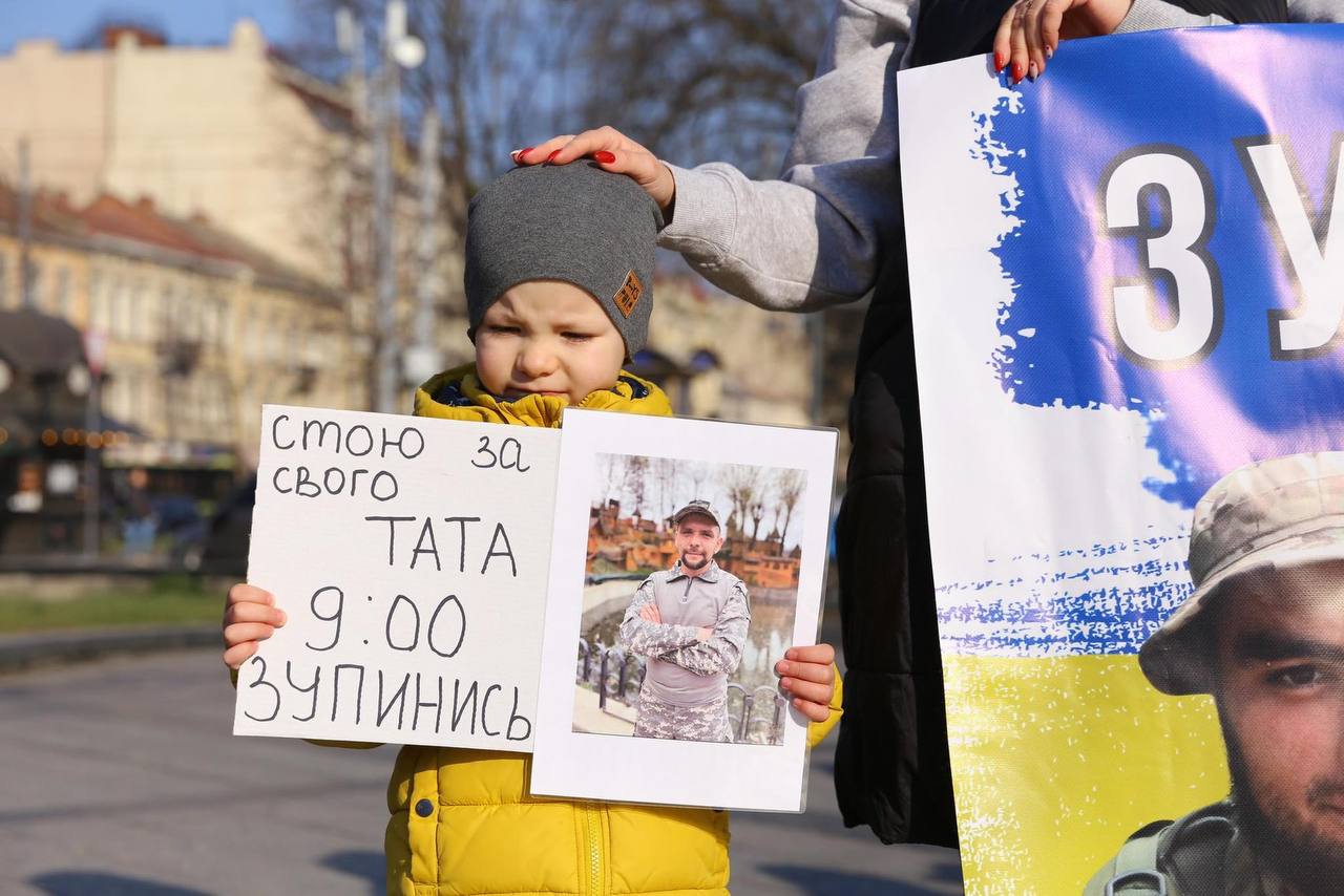 Хвилину мовчання:  у Львові на вулицях зупинилися сотні байкерів та автомобілістів (відео)