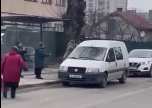 Силоміць затягнули до буса: у львівському ТЦК розслідують поведінку своїх працівників