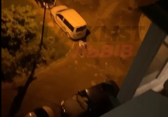 Треш у Львові: вночі з вікна багатоповерхівки викинули дві плазми та пошкодили авто (відео)