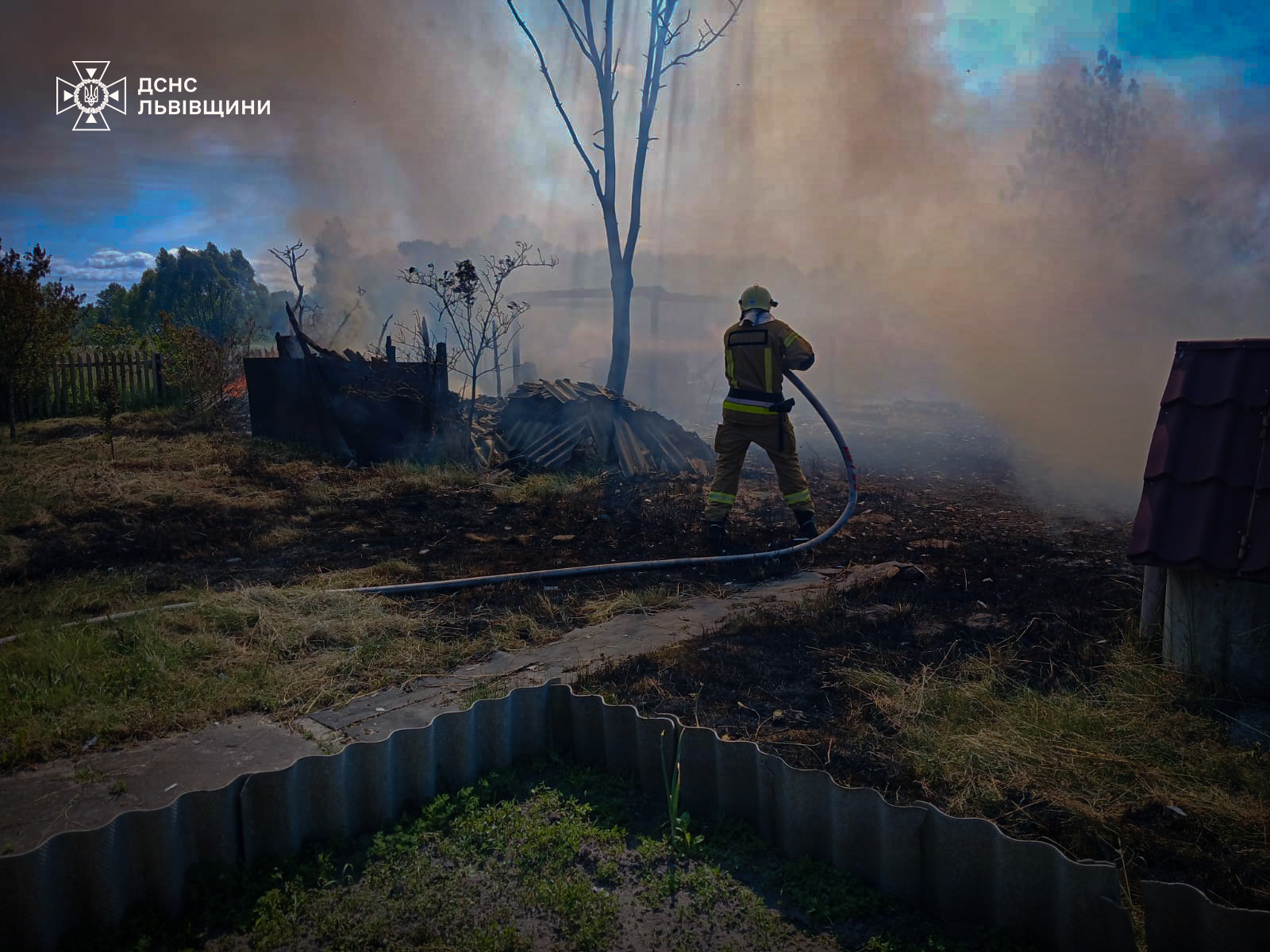 На Львівщині горів житловий будинок та дві господарські будівлі (фото)