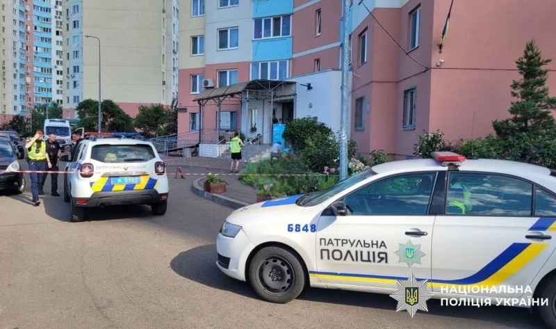 У Києві 4-річний хлопчик випав з вікна квартири на 21-му поверсі