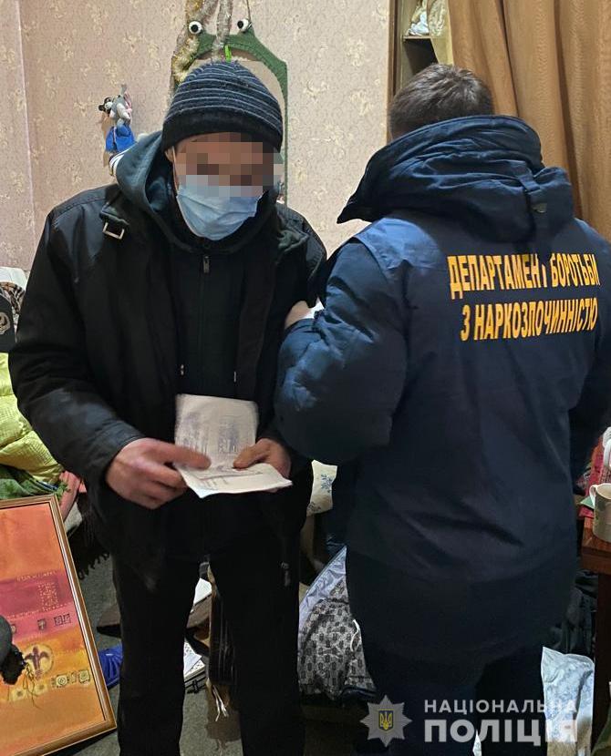 49-річний львів’янин організував наркопритон у своїй квартирі