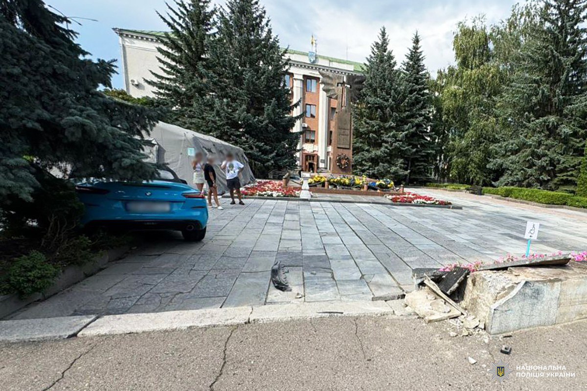 У Рівному жінка на BMW збила трьох людей біля міської ради