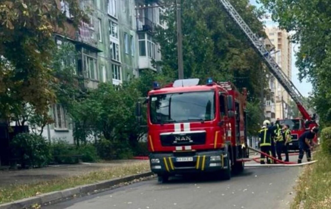 У Києві спалахнула масштабна пожежа в багатоповерхівці. Відео