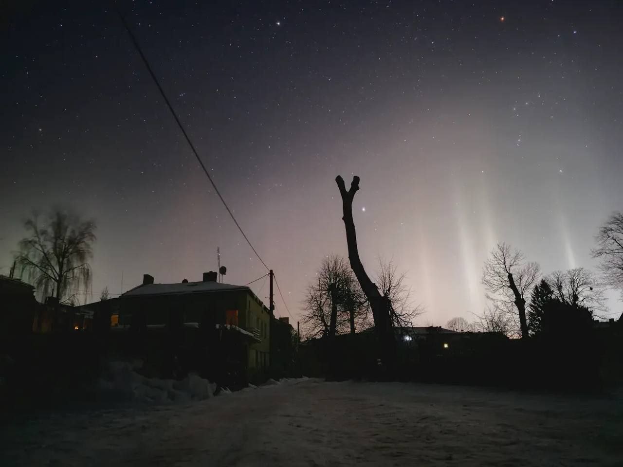 Вночі на Львівщині в небі помітили дивне явище: з'явилися фото