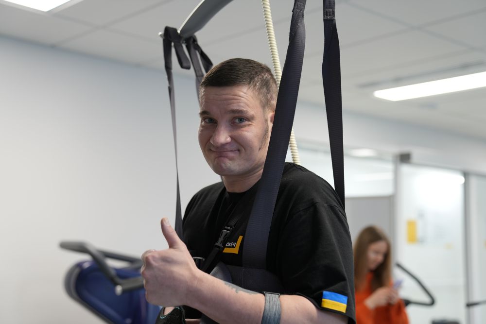 Вчиться знову говорити і ходити: у Львові проходить реабілітацію воїн з Одеси