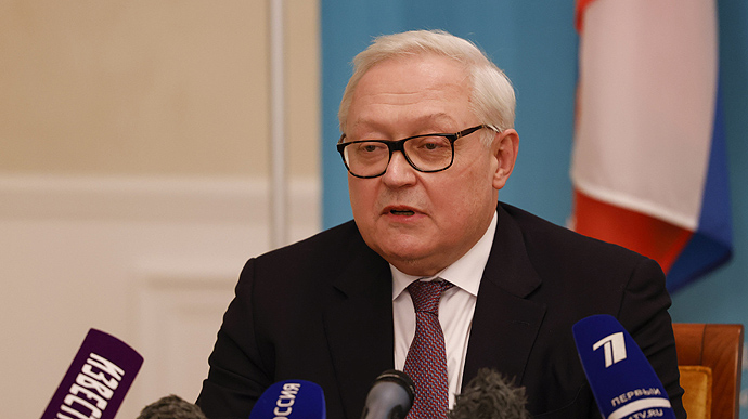 У Росії пригрозили знищенням іноземних конвоїв зі зброєю для України