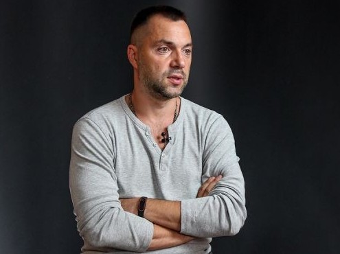 Противник майже не використовує літаки, він зосередиться на ракетних ударах, – Арестович