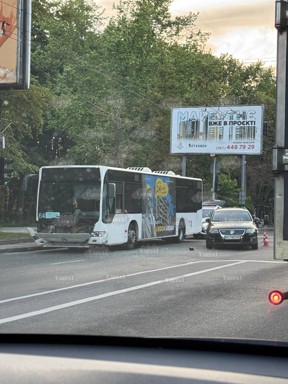 У Львові легковик протаранив маршрутку з пасажирами: є перше відео