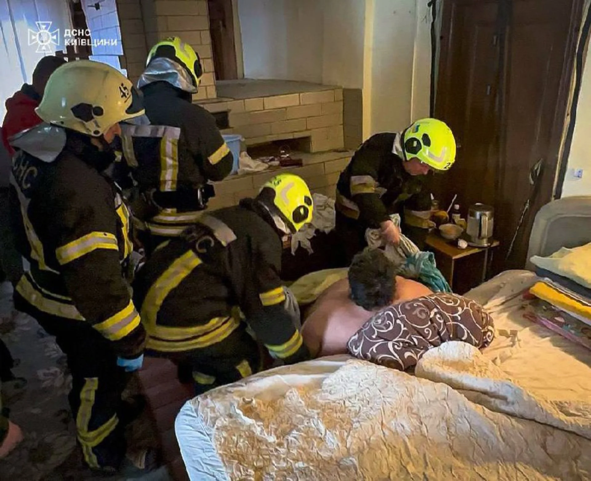 Впав з ліжка і не міг піднятися: на Київщині надзвичайники врятували 250-кілограмового чоловіка