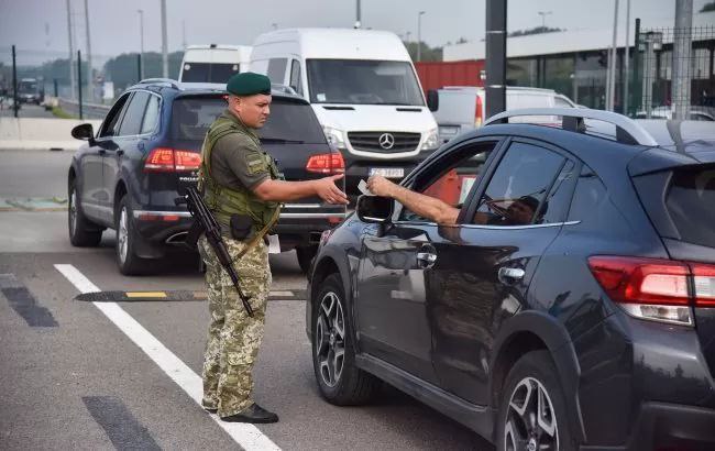 Для виїзду за кордон чоловікам віком від 18 до 22 років потрібен буде військово-обліковий документ, - речник ДПСУ