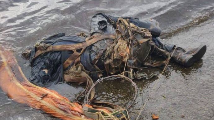 На березі Київського водосховища знайшли тіло російського пілота
