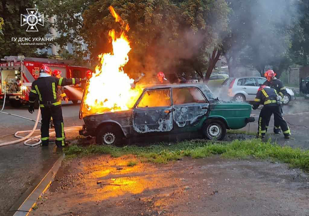 У Львові згорів припаркований автомобіль