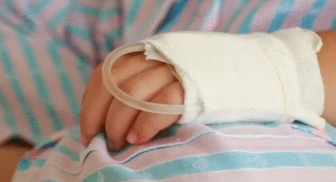 Перекинув на себе гарячий чай: на Закарпатті 11-місячний хлопчик отримав опіки 40% тіла