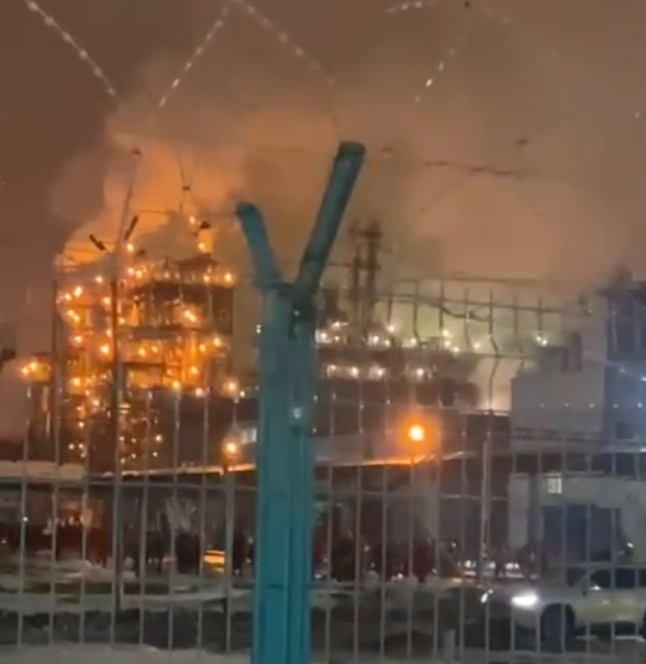 У Татарстані на Росії спалахнув нафтопереробний завод (відео)