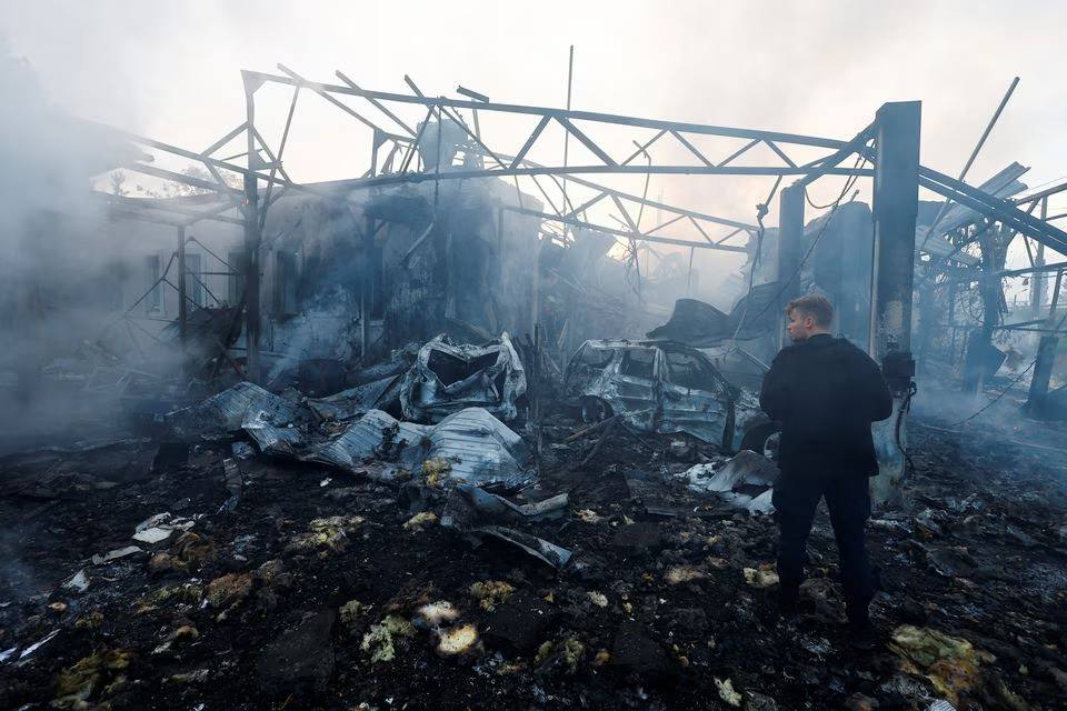 Наслідки атаки на Київ, Черкаси і Рівне: порятунок людей, пожежі та руйнування. Фото, відео дня