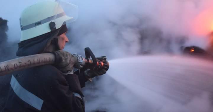 На Львівщині рятувальники врятували 11 людей з палаючого будинку, серед них — 5 дітей