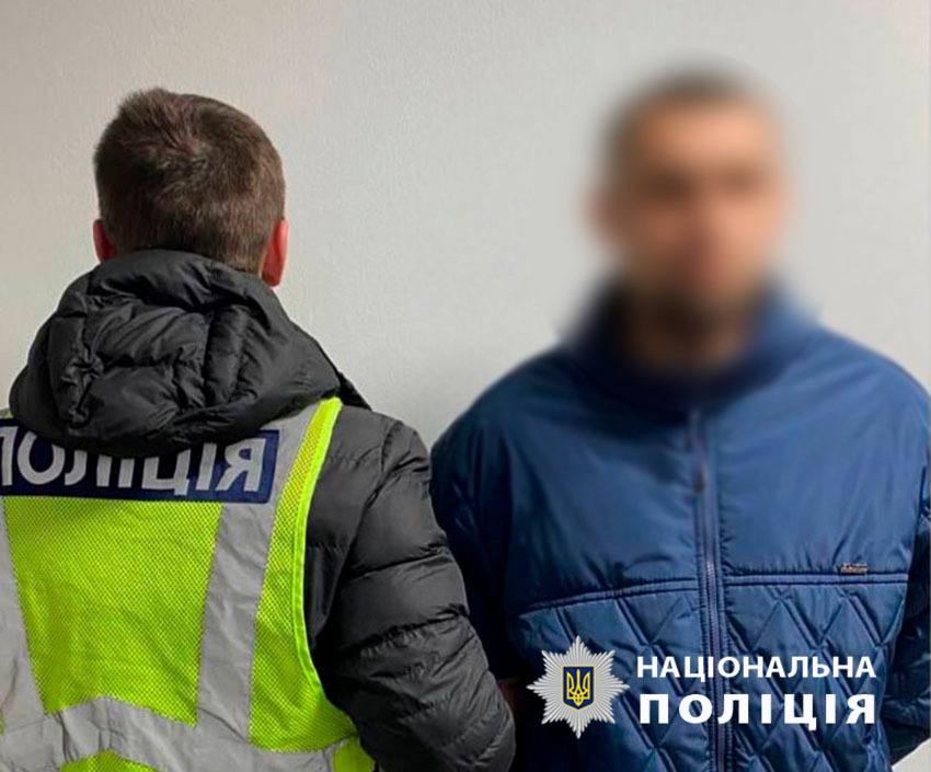 У Києві вночі чоловік пограбував АЗС: з'явилися фото